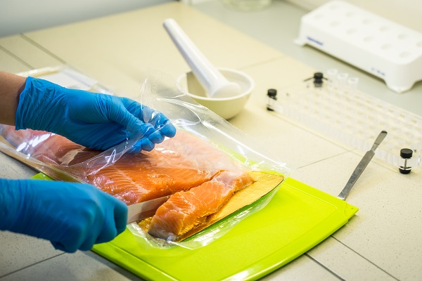 В Атырау исследовали образцы рыбной продукции